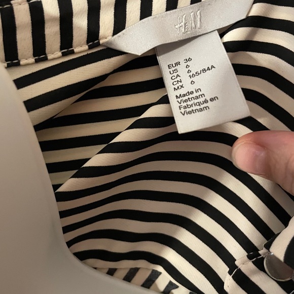 Deal ! Black and white striped top - Picture 6 of 14
